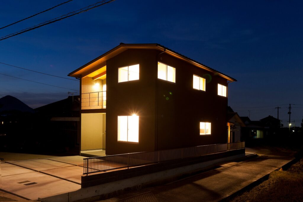 大胆な軒天デザインの家