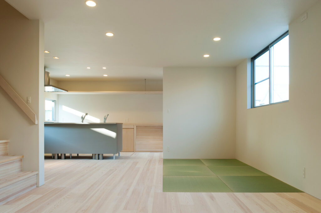 家の中心に水盤がある家