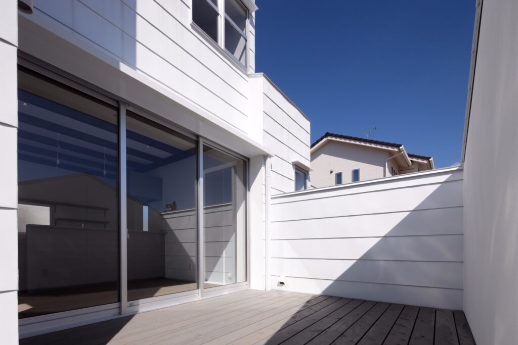 不思議なカタチとミステリアスな外観をもつ家