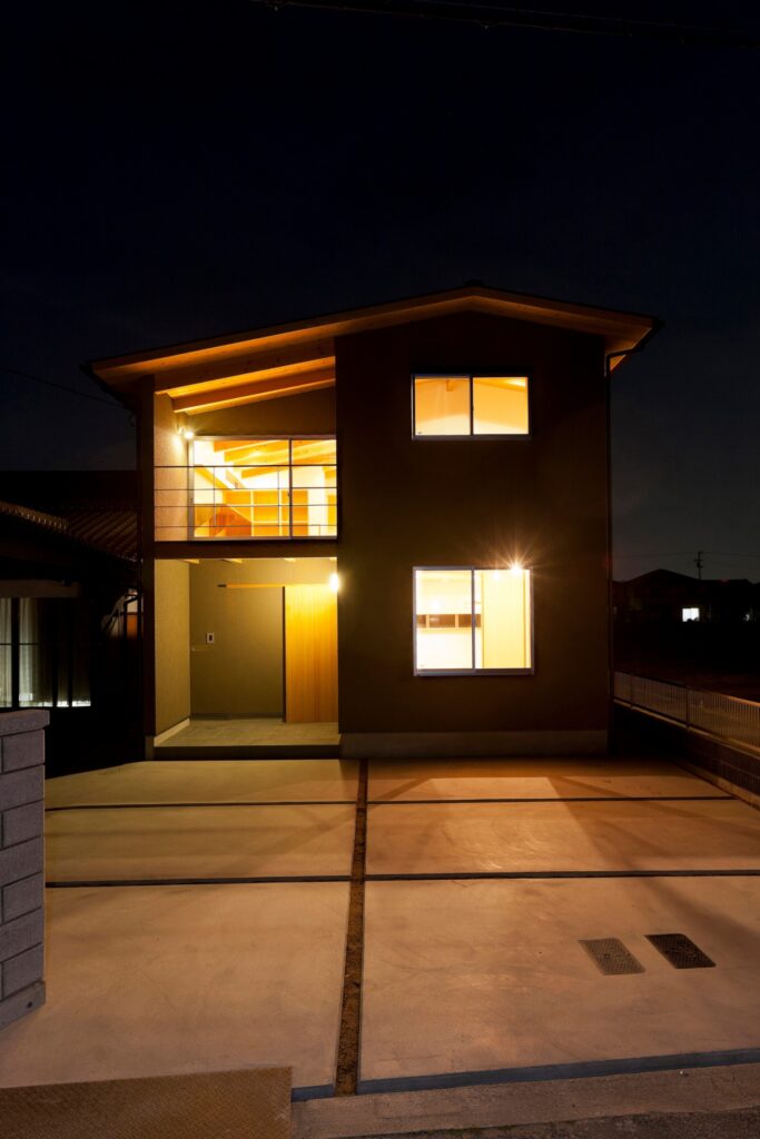 大胆な軒天デザインの家