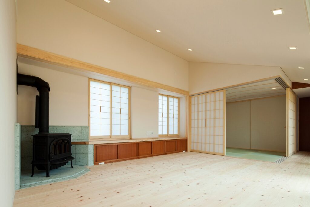 暖炉のある和モダンな家