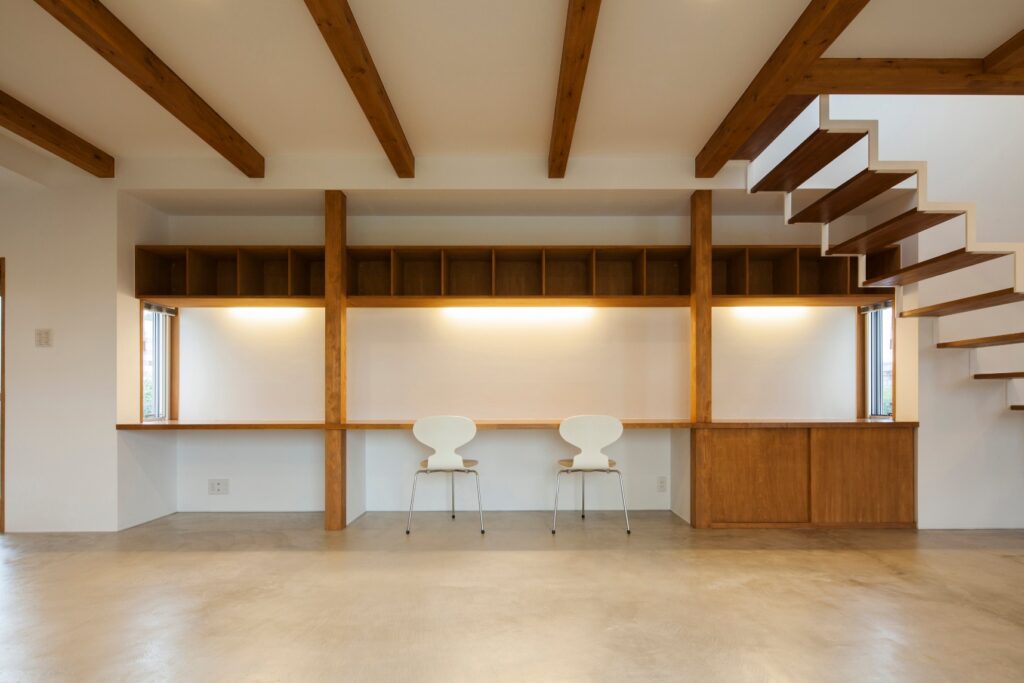 築山のある中庭を悠々と楽しむ家