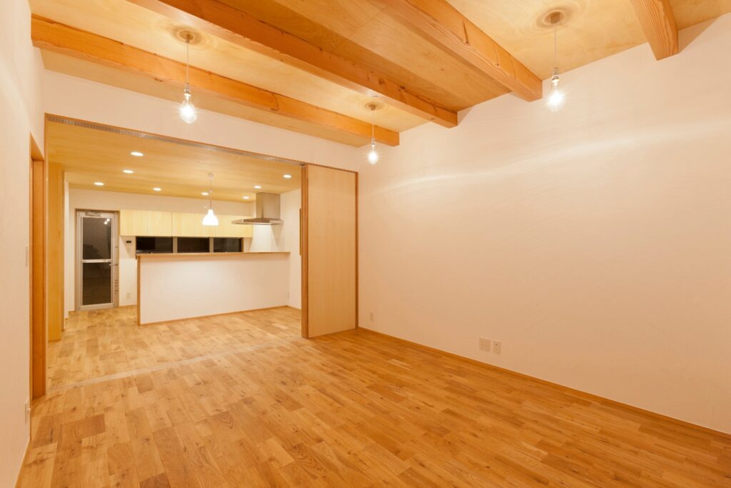 大胆な軒天デザインの家