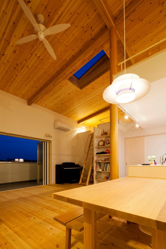 ワンフロアー形式で過ごす2階LDKが魅力な家