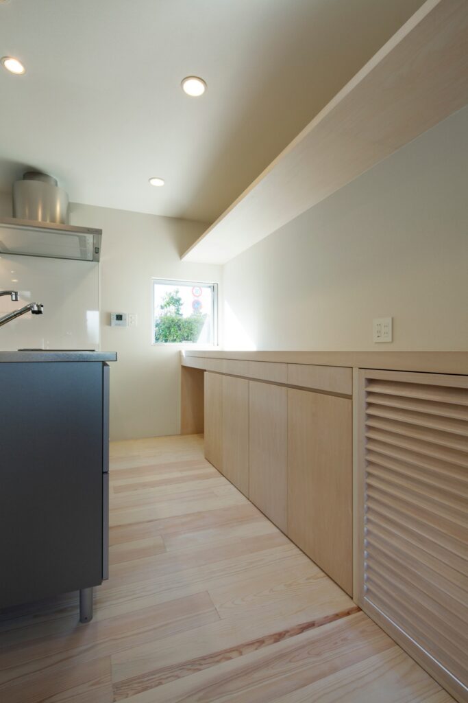 家の中心に水盤がある家