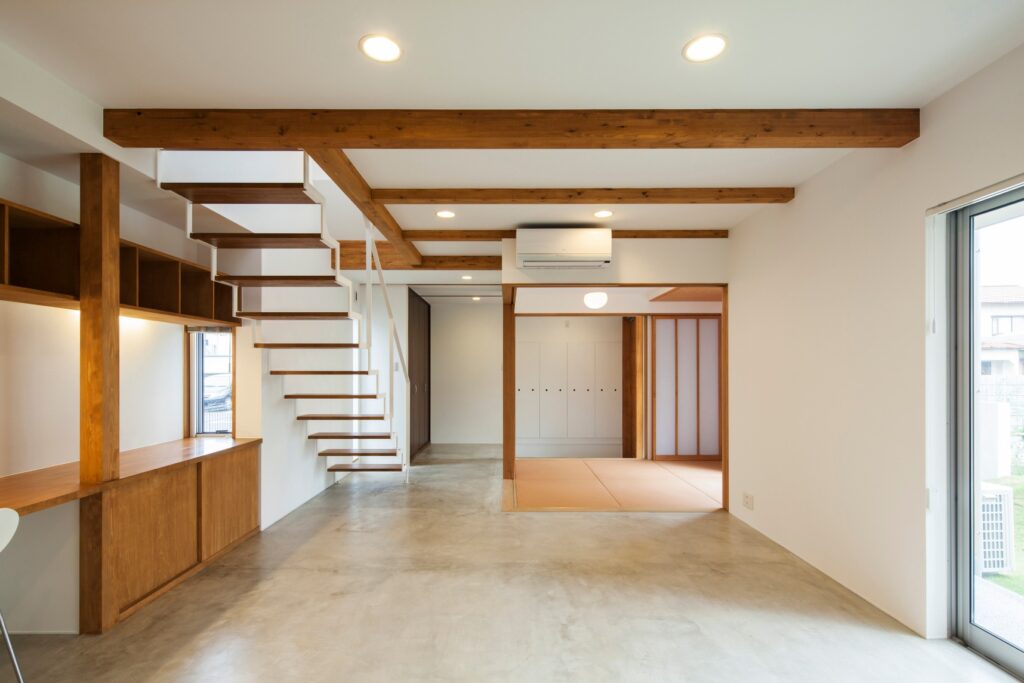 築山のある中庭を悠々と楽しむ家