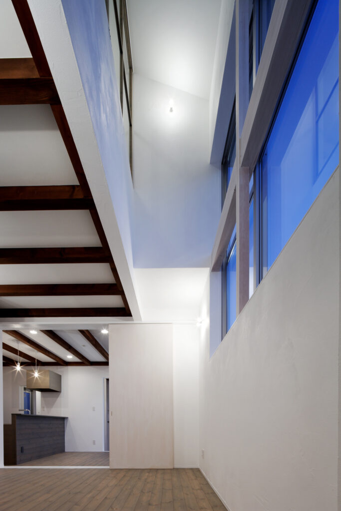 不思議なカタチとミステリアスな外観をもつ家