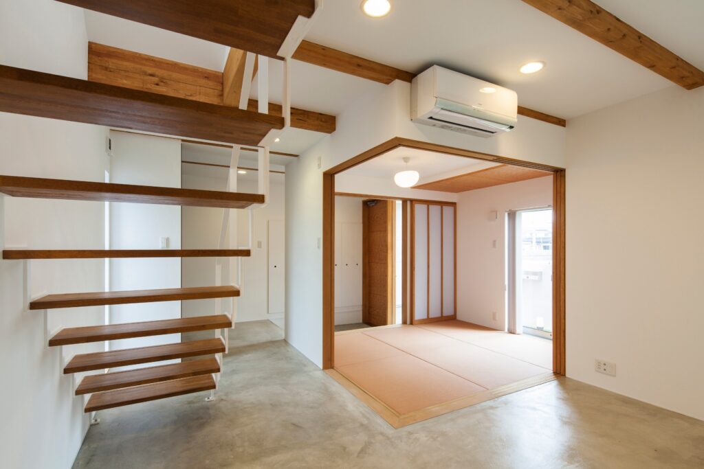 築山のある中庭を悠々と楽しむ家