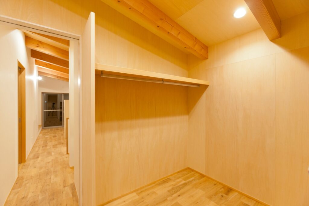 大胆な軒天デザインの家