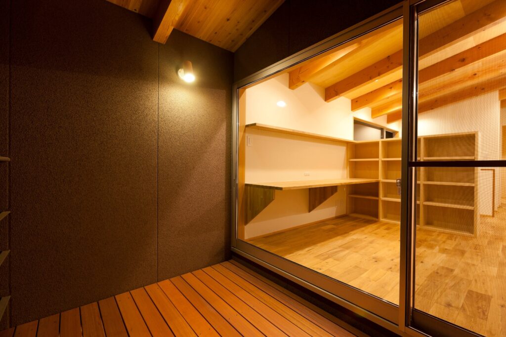 大胆な軒天デザインの家