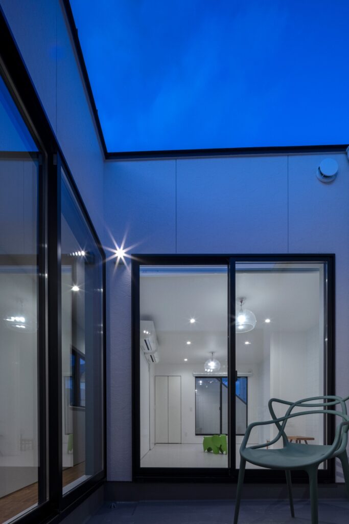 子供部屋+駐車スペースを母屋から階段で繋いだ増築