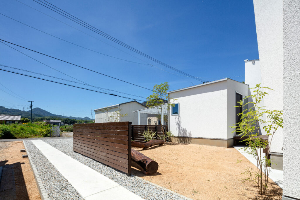 白い箱がつながる平屋住宅