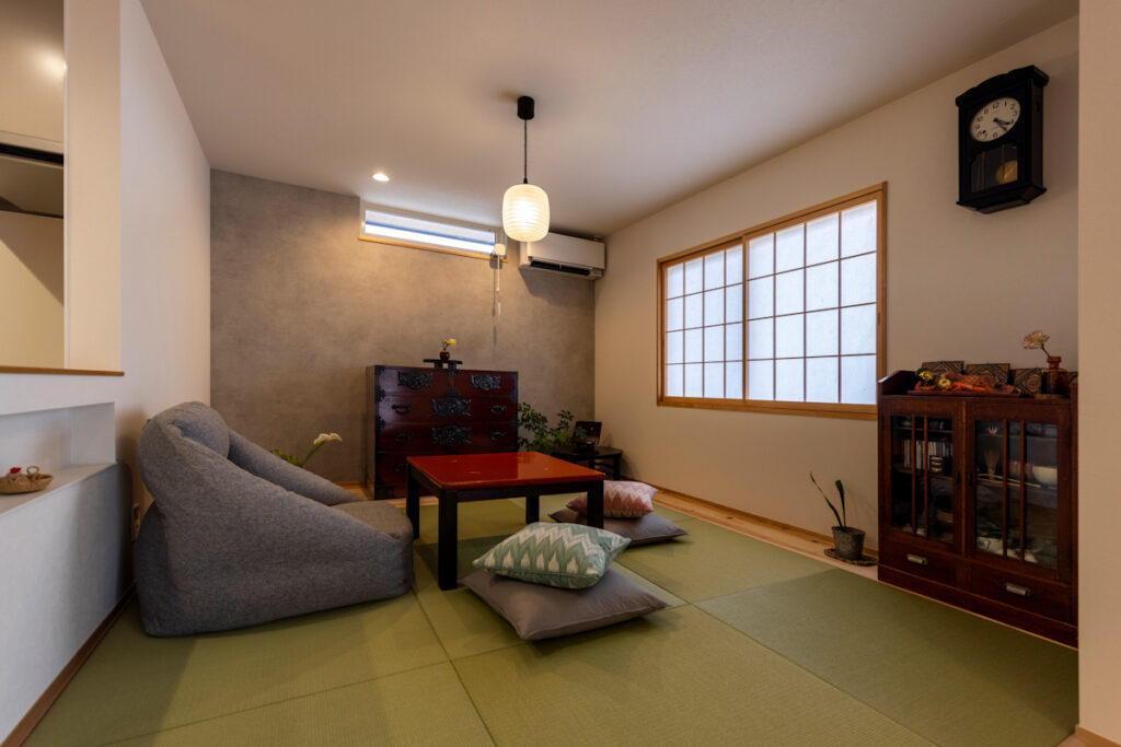 深い軒がつくる落ち着きのある平屋