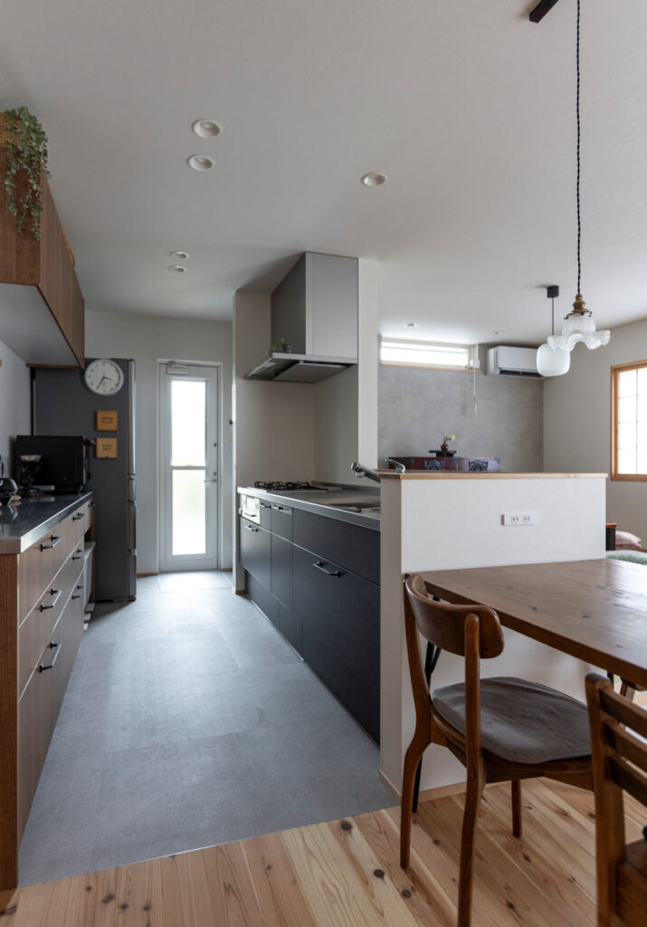 深い軒がつくる落ち着きのある平屋