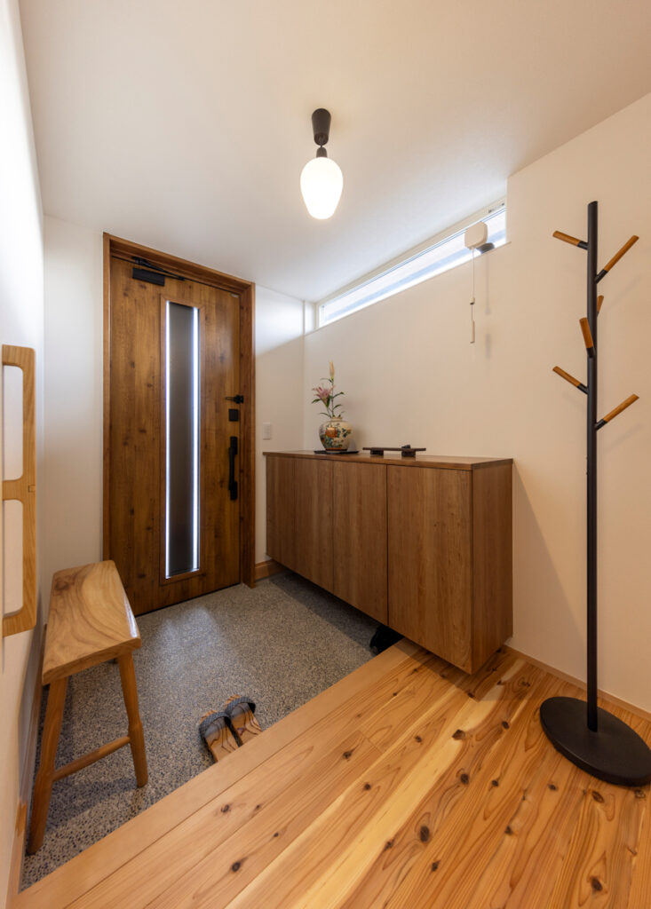 深い軒がつくる落ち着きのある平屋