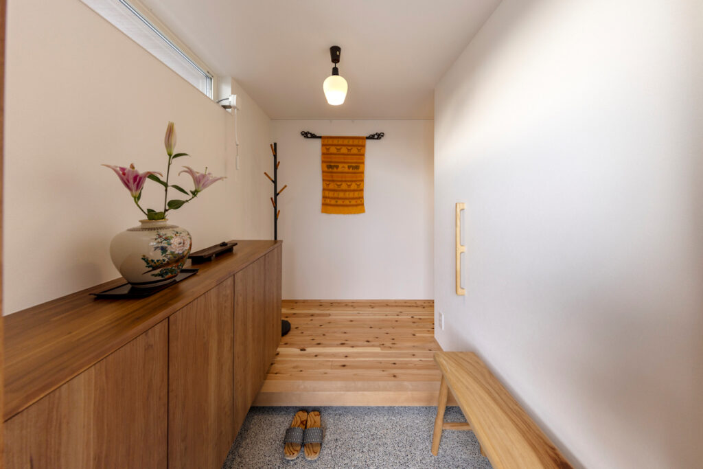 深い軒がつくる落ち着きのある平屋