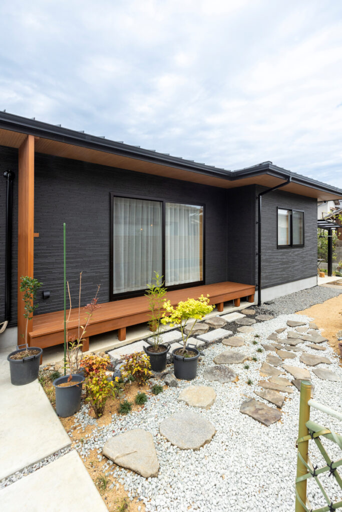 深い軒がつくる落ち着きのある平屋