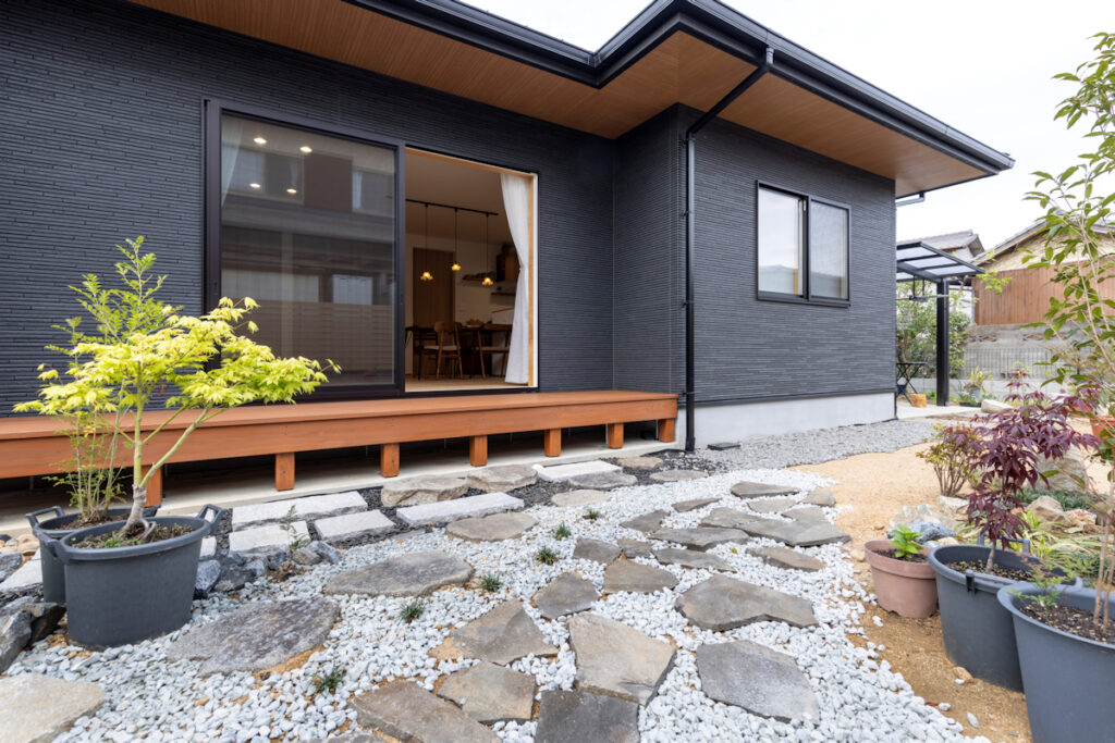 深い軒がつくる落ち着きのある平屋