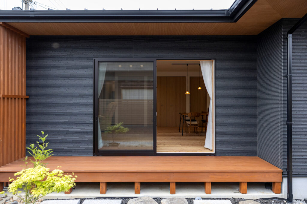 深い軒がつくる落ち着きのある平屋