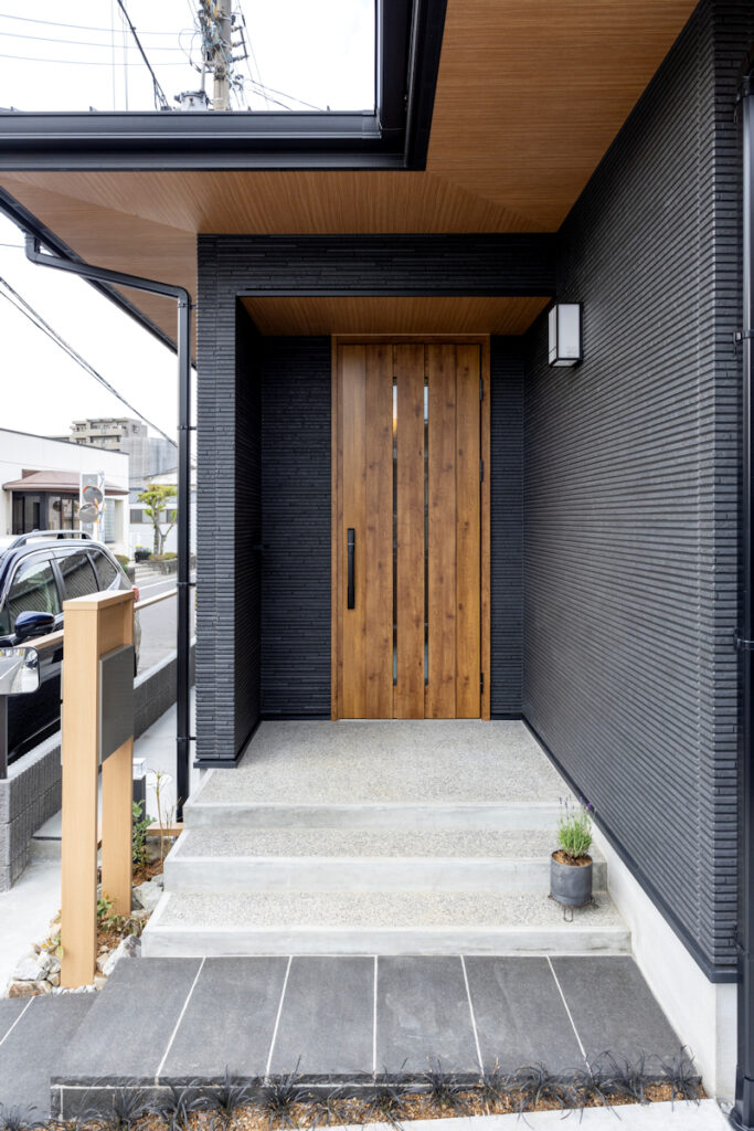 深い軒がつくる落ち着きのある平屋