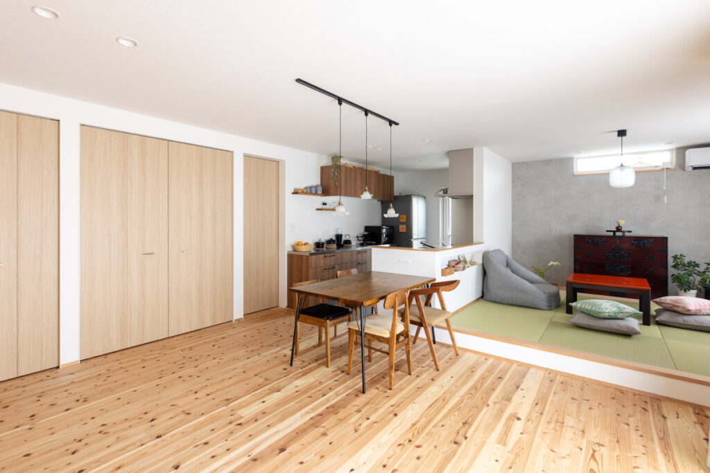 深い軒がつくる落ち着きのある平屋