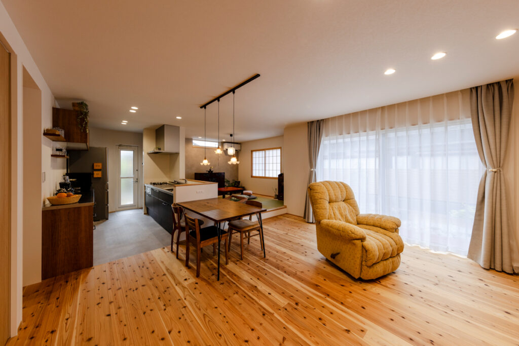 深い軒がつくる落ち着きのある平屋