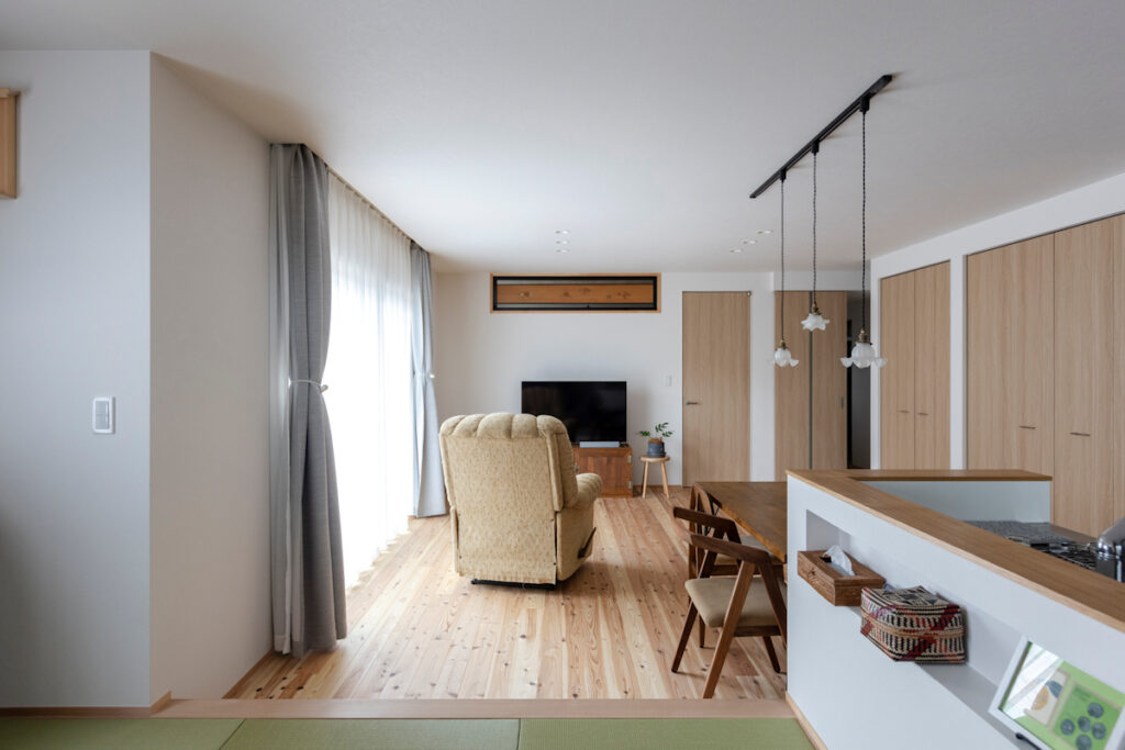 深い軒がつくる落ち着きのある平屋