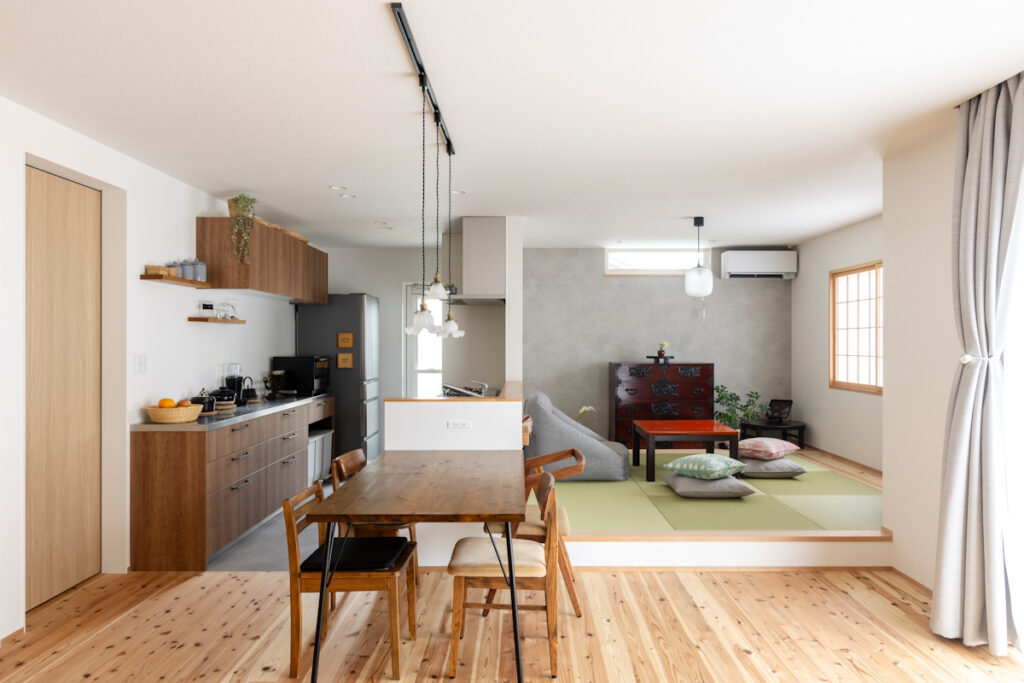 深い軒がつくる落ち着きのある平屋