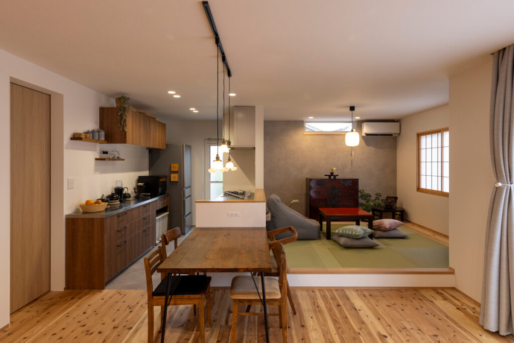 深い軒がつくる落ち着きのある平屋