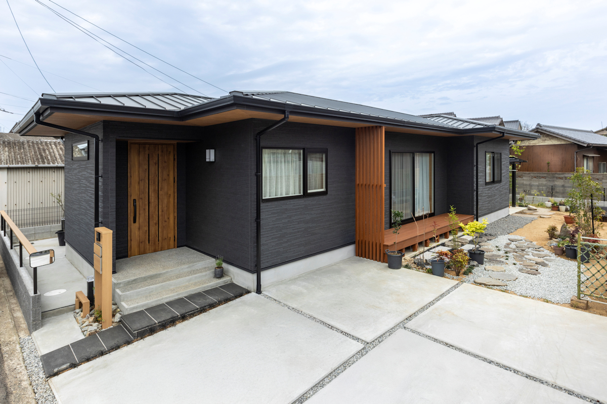 深い軒がつくる落ち着きのある平屋