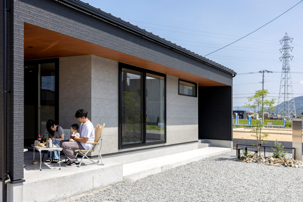 家を楽しむ。アウトドアリビングの平屋