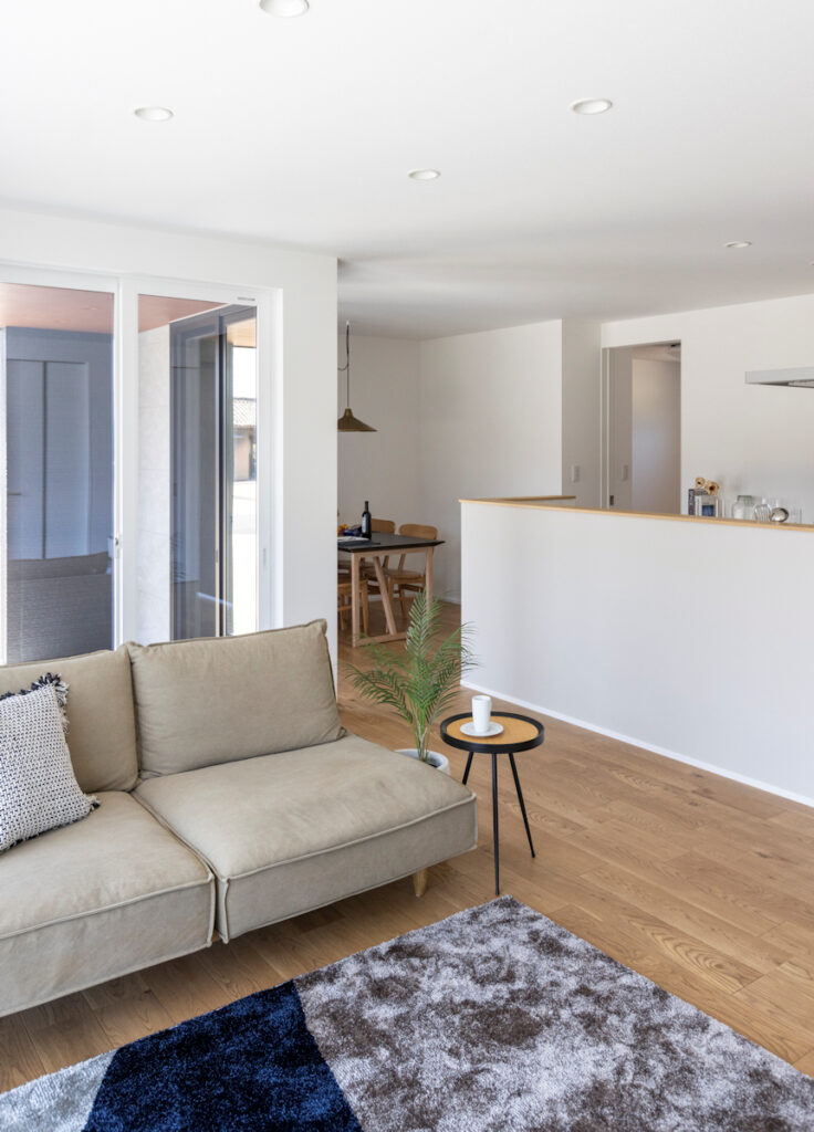 家を楽しむ。アウトドアリビングの平屋