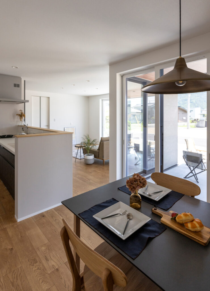 家を楽しむ。アウトドアリビングの平屋