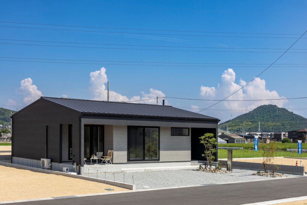 家を楽しむ。アウトドアリビングの平屋