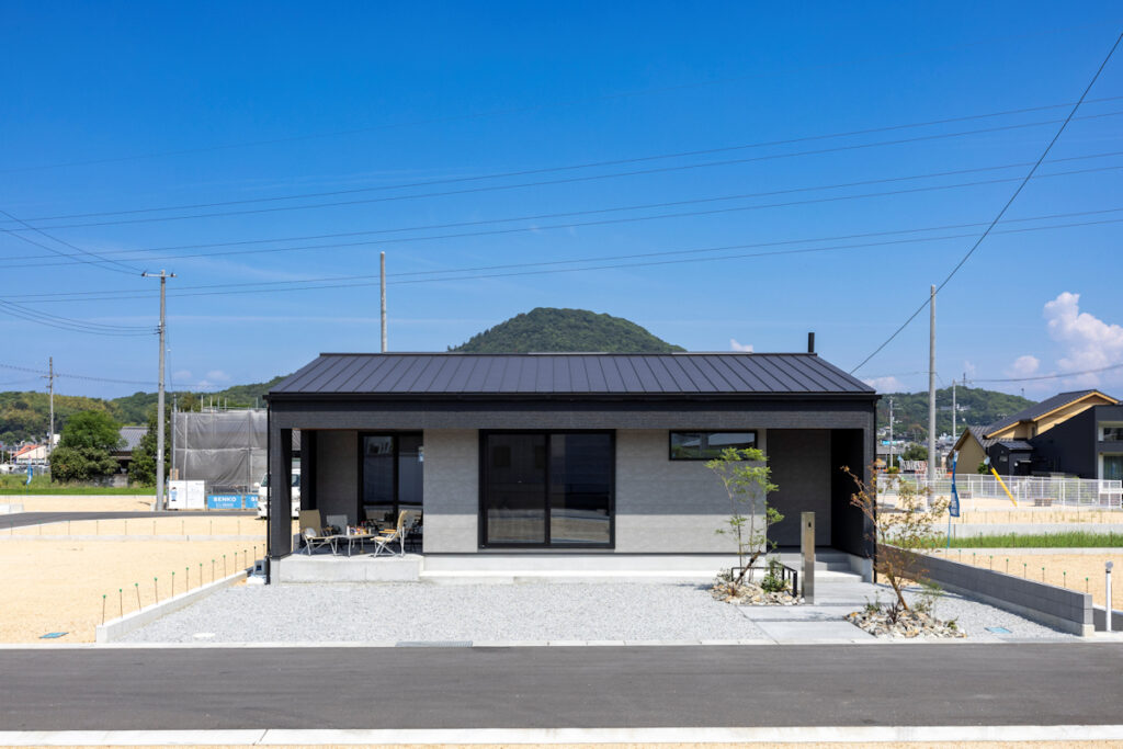 家を楽しむ。アウトドアリビングの平屋