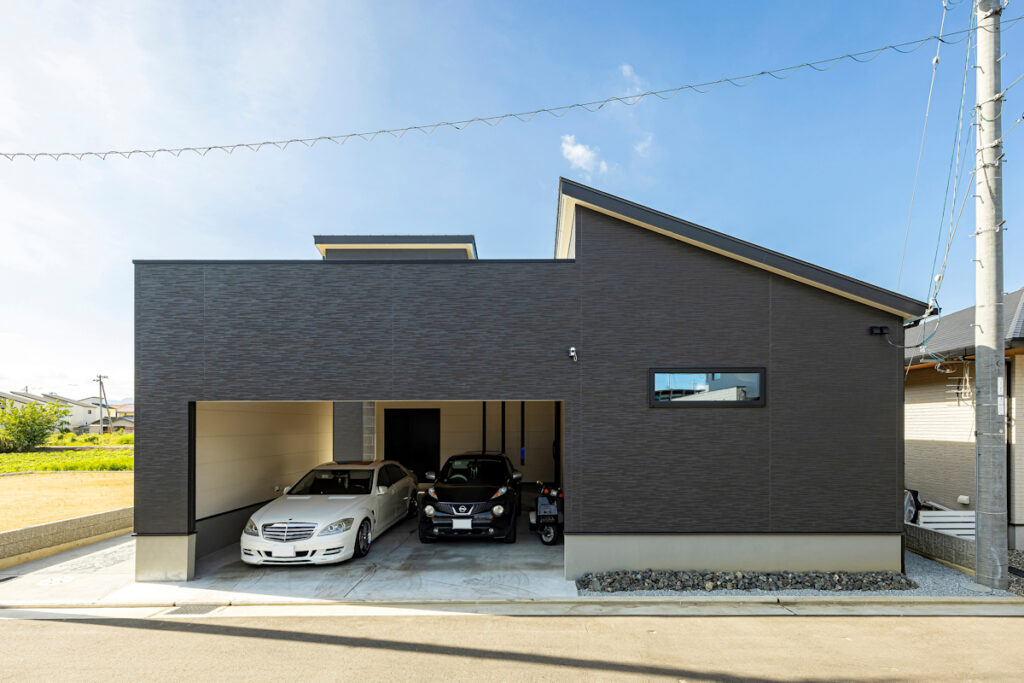 2つの玄関を使い分ける家