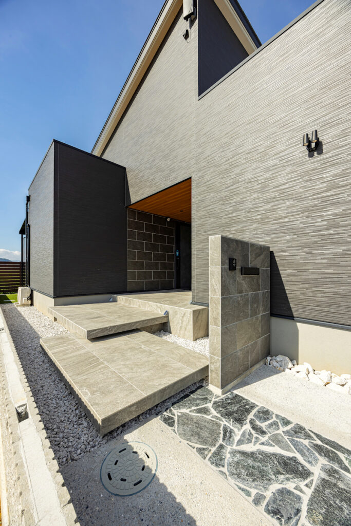 2つの玄関を使い分ける家