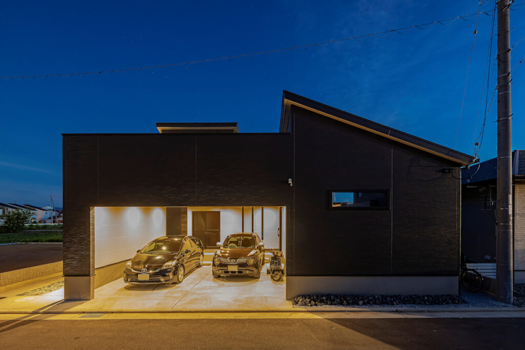 2つの玄関を使い分ける家