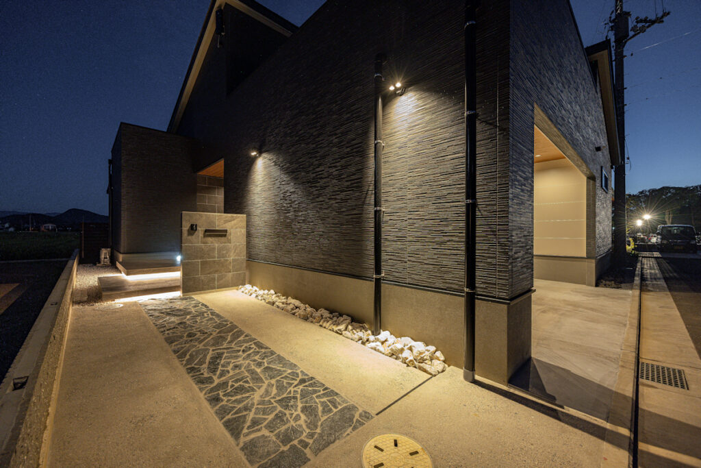 2つの玄関を使い分ける家