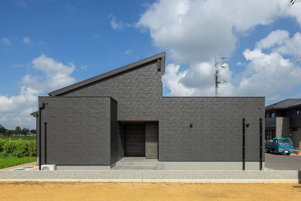 2つの玄関を使い分ける家