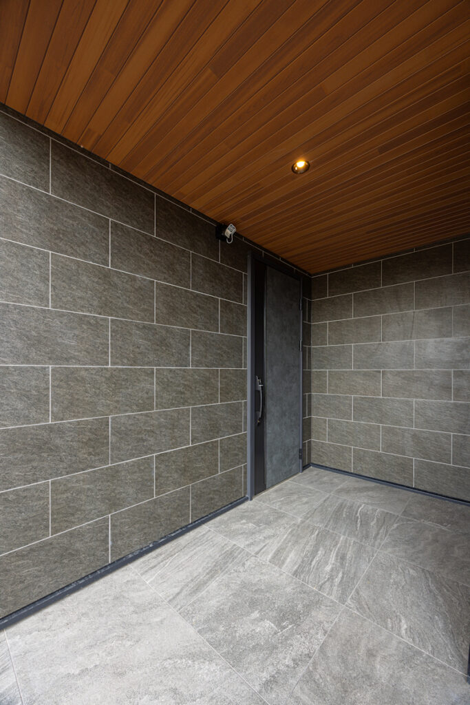 2つの玄関を使い分ける家