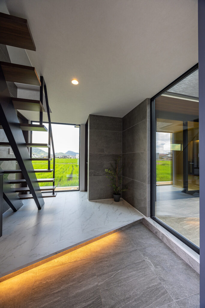 2つの玄関を使い分ける家