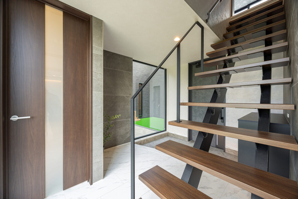 2つの玄関を使い分ける家