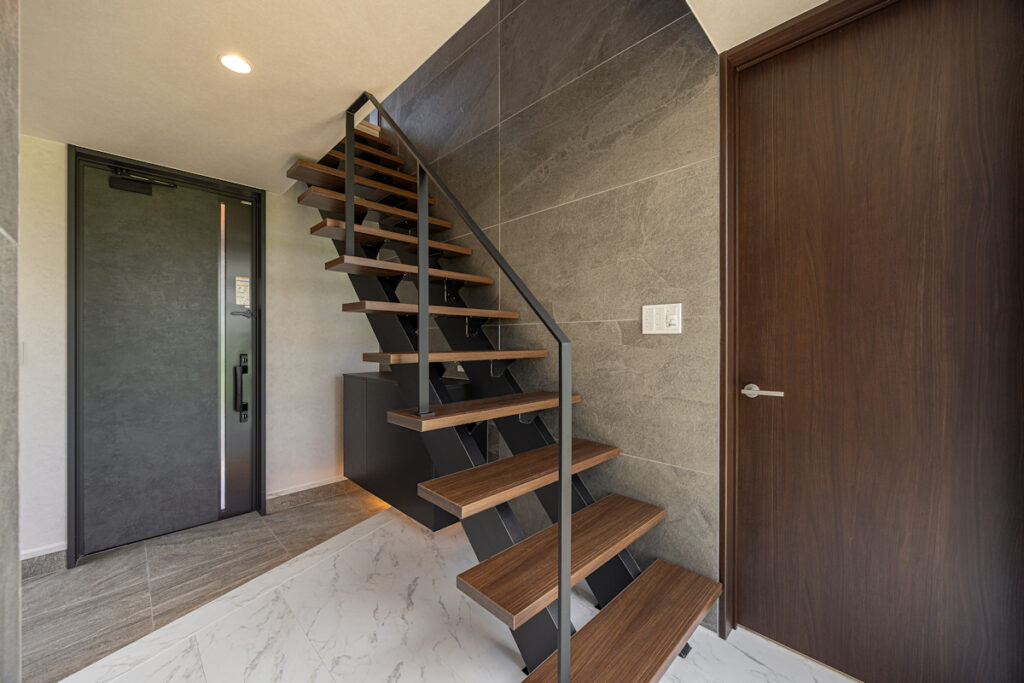 2つの玄関を使い分ける家