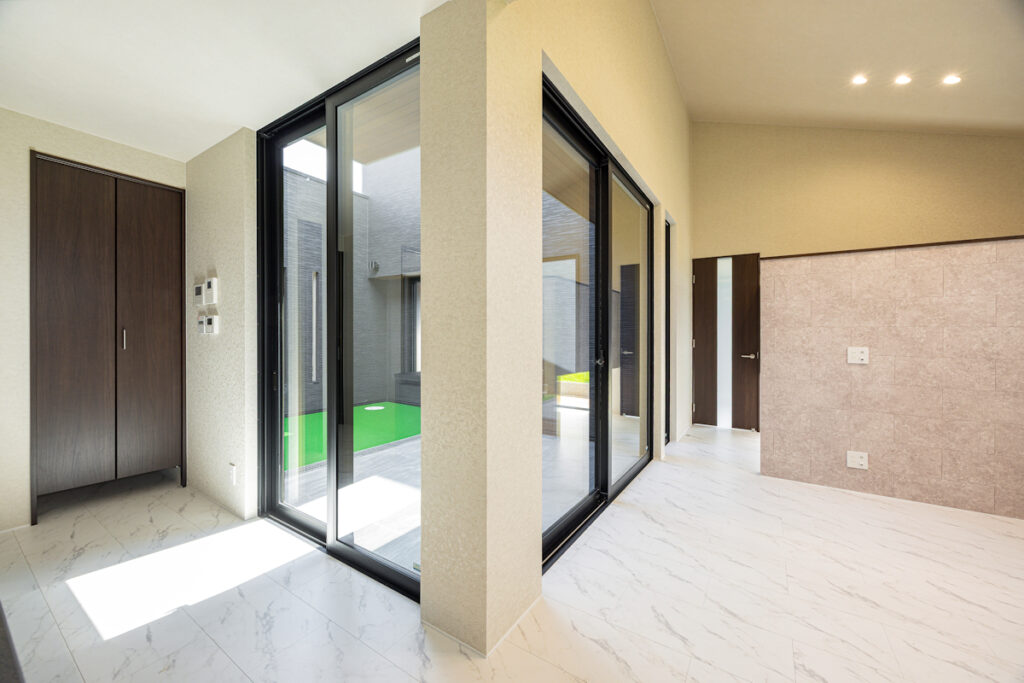 2つの玄関を使い分ける家