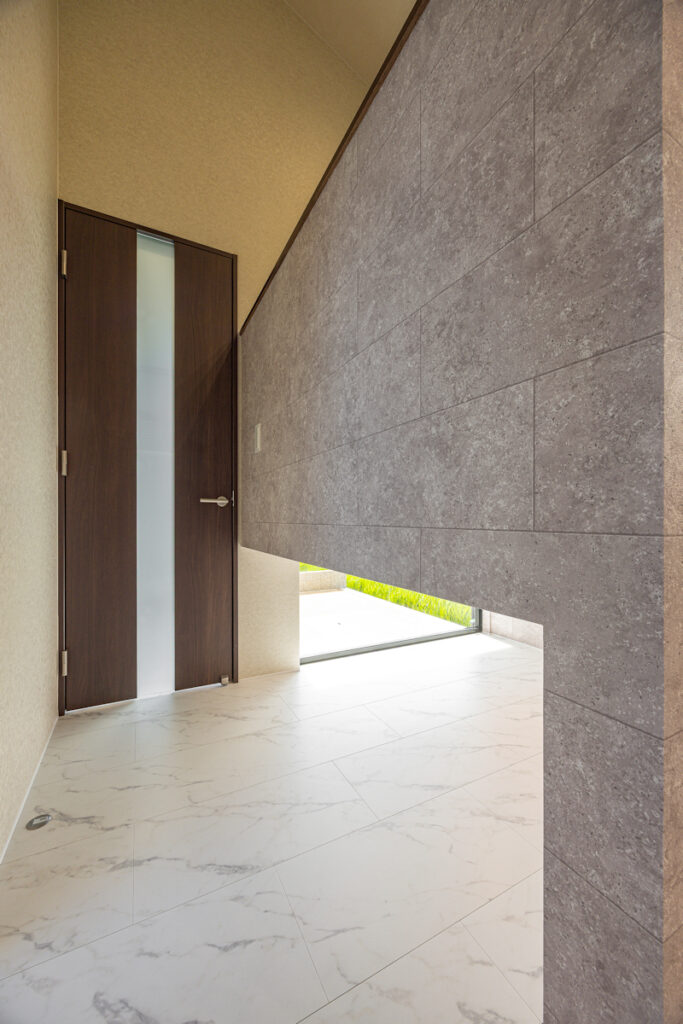 2つの玄関を使い分ける家