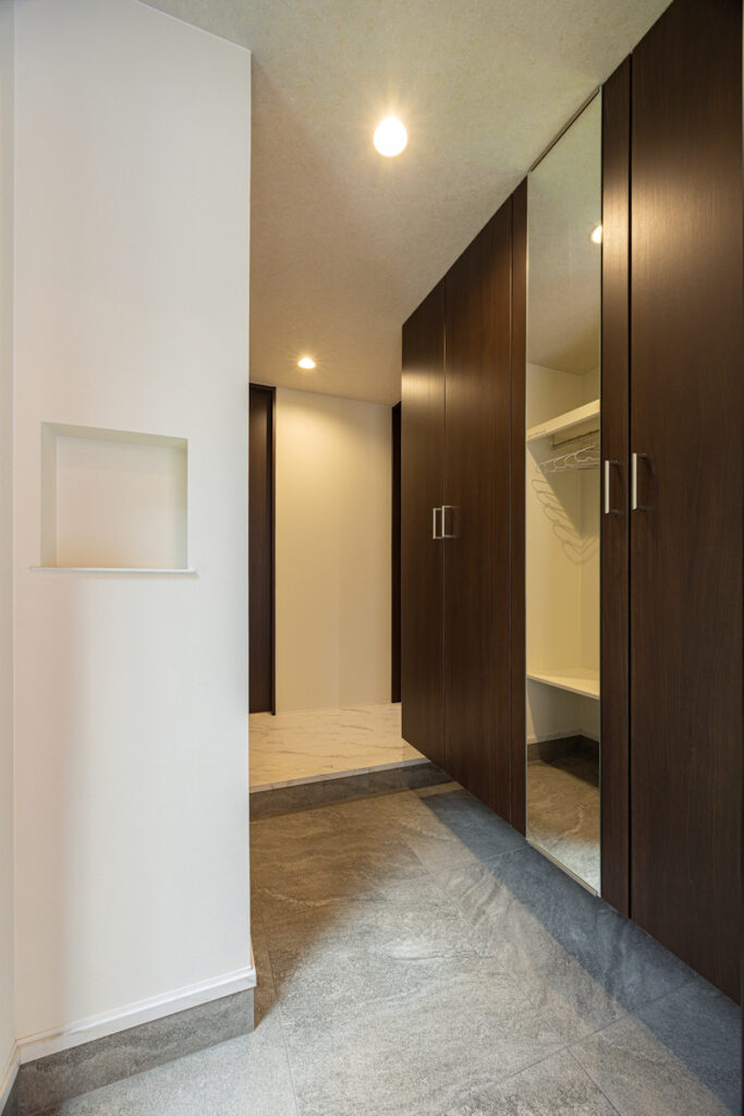 2つの玄関を使い分ける家