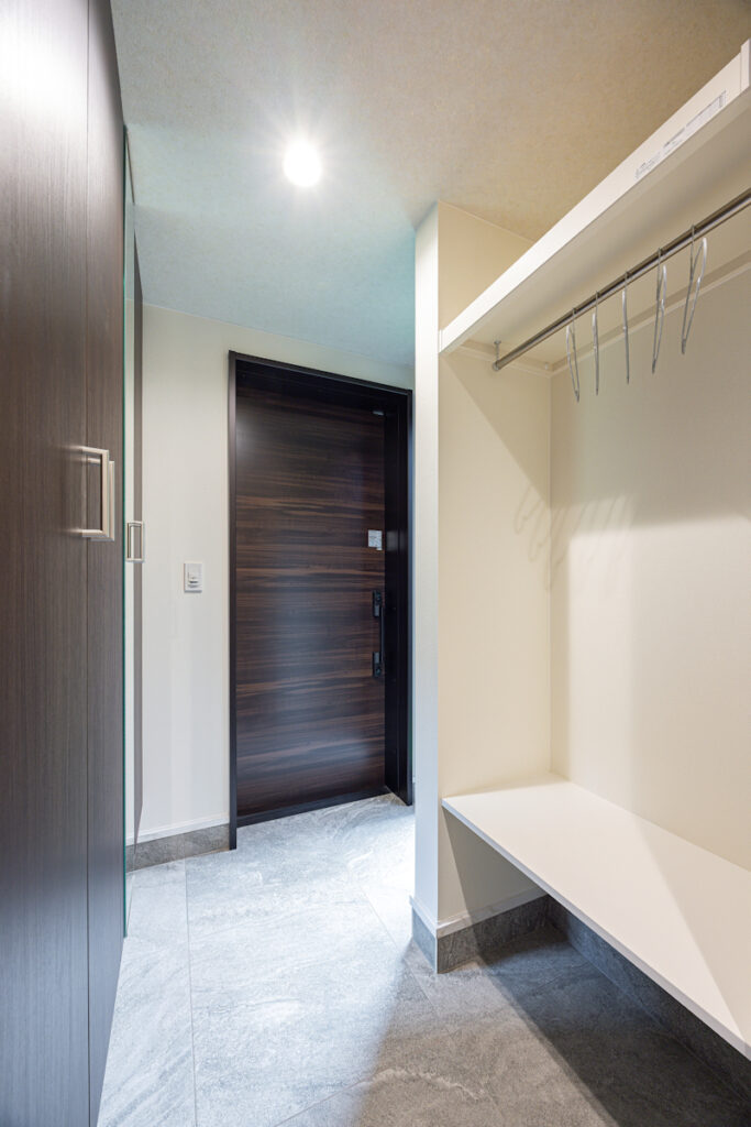 2つの玄関を使い分ける家