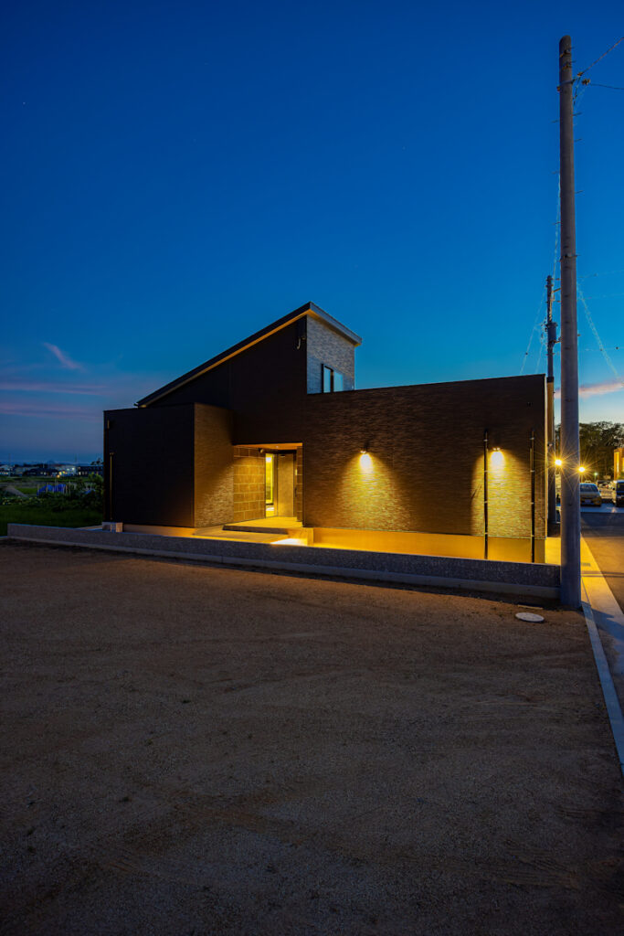 2つの玄関を使い分ける家