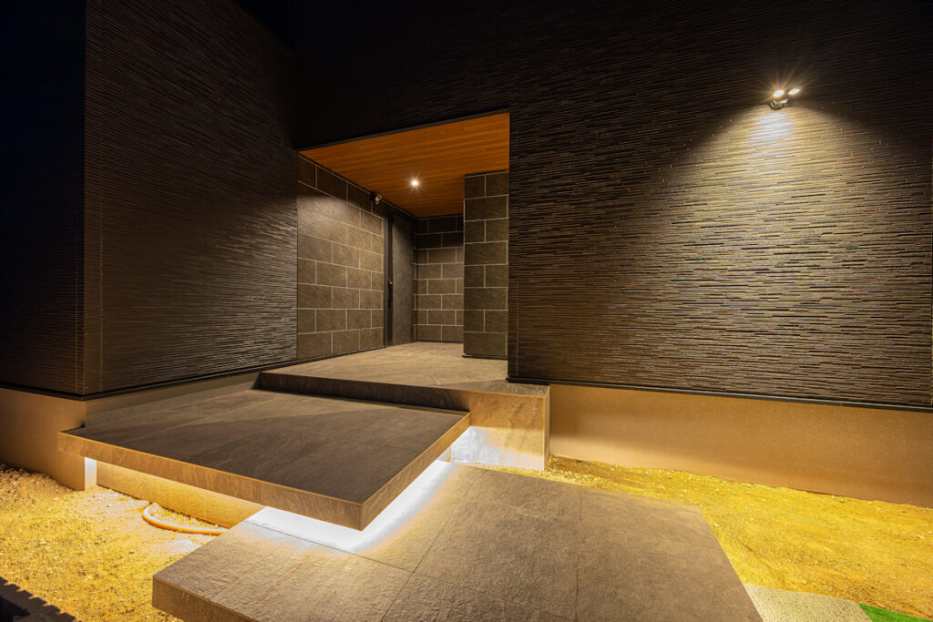 2つの玄関を使い分ける家